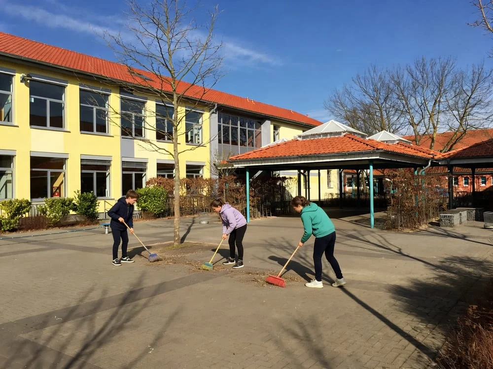 Friedrich-Ebert-Schule Hürth - Schüler kehren den Schulhof