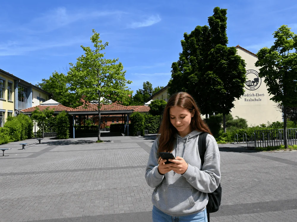 Friedrich-Ebert-Schule Schülerin sieht sich auf dem Programm Untis den Vertretungsplan an